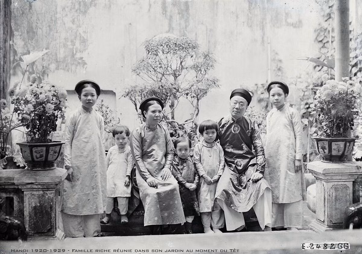 Một gia đình Hà Nội giàu có tụ tập trong vườn nhà chụp ảnh lưu niệm vào dịp Tết.