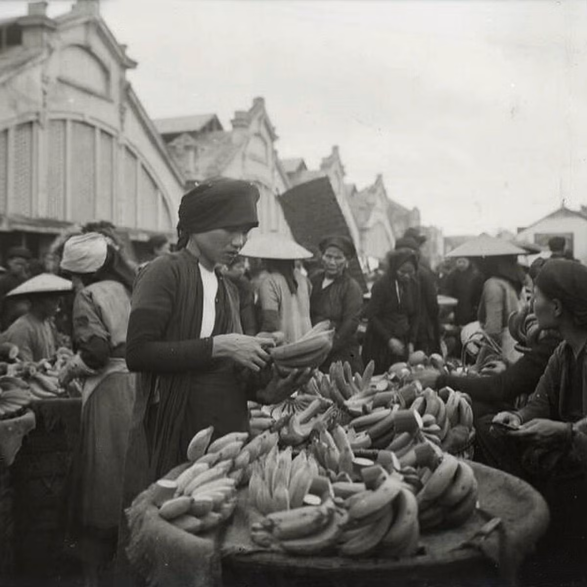 Một người bán chuối vào ngày Tết năm 1928 ở Hà Nội.