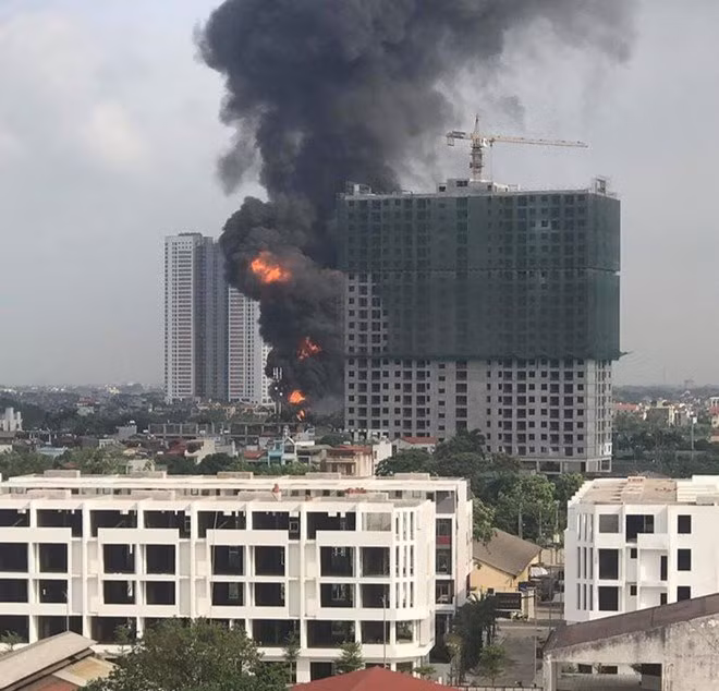 Người dân đứng từ xa có thể nhìn thấy cột khói đen bốc cao ngút trời. Do vị trí khu vực trên gồm nhiều kho xăng, dầu, hoá chất nên thông tin ban đầu nhiễu loạn khiến người dân vô cùng hoang mang.