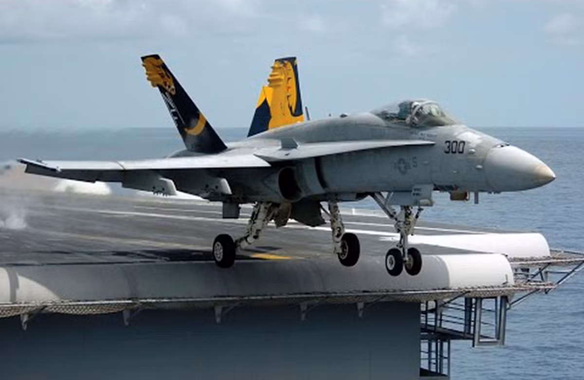 Riêng tổ hợp 54 máy bay Super Hornets (ảnh), F-35 và Growlers tiêu tốn gần 5,4 tỷ USD. Số máy bay còn lại sẽ nâng mức chi phí phải trả cho đội phi cơ trên tàu sân bay lên 6,5 tỷ USD. Tổng chi phí khoảng 17,85 tỷ USD. Ảnh: Popular Mechanics