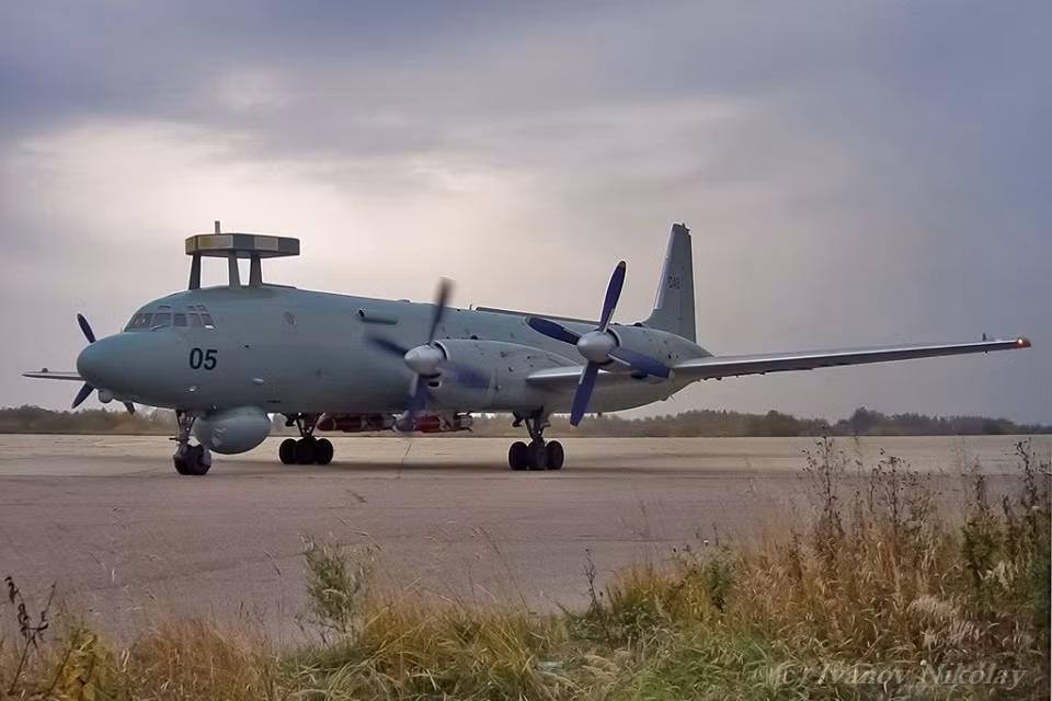Dân mạng Nga mới đây đã đăng tải hình ảnh máy bay săn ngầm Il-38N thế hệ mới của Hải quân Nga triển khai 2 tên lửa hành trình Kh-35U dưới các giá treo ở bụng máy bay. Đây được xem là hình ảnh đầu tiên của dòng Il-38N nói riêng và Il-38 nói chung mang tên lửa Kh-35 Uran. Nguồn ảnh: Ivanov Nicolay