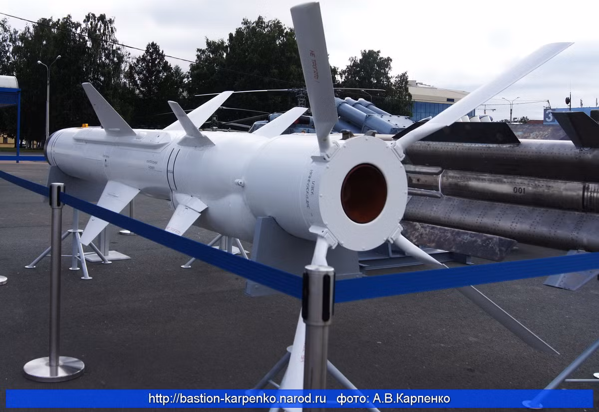 Phiên bản tên lửa hành trình Kh-35U phóng từ máy bay có trọng lượng nhẹ 550kg (so với 670kg phiên bản phóng từ tàu chiến), dài 3,85m, đường kính thân 0,42m, sải ánh 1,33m. Nguồn ảnh: Korean Defense