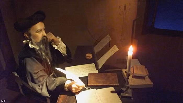 Để dự báo tương lai, Nostradamus viết hơn 1.000 bài thơ và trở thành những lời sấm truyền nổi tiếng. Để tránh bị chính quyền soi xét, ông thường dùng biện pháp chơi chữ, dùng các ngôn ngữ Hy Lạp, Latin, Italy, Do thái và Ả Rập.