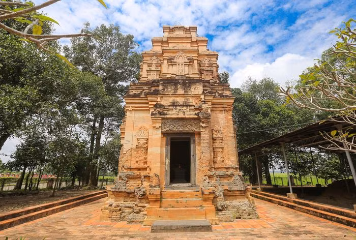 Đền tháp cổ Bình Thạnh được xác định ra đời vào khoảng thế kỷ thứ VIII-IX, thuộc văn hóa Óc Eo. Tháp được Hội Nghiên cứu Đông Dương phát hiện vào năm 1886. 