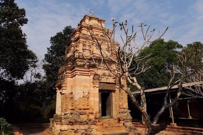 Mặt ngoài tháp trên cửa chính phía Đông gắn trên “mi cửa” là một phiến đá lớn, hình chữ nhật 0,80m x 2m chạm nổi hình hoa cúc cách điệu, hai vách bên cửa chính cũng chạm nổi hai mảng phù điêu.