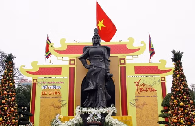 Sau khi đánh đuổi Tô Định, bà Trưng Trắc lên ngôi vua, đóng đô ở Mê Linh, Lê Chân khi ấy 24 tuổi, được phong là Thánh Chân công chúa. Đề phòng giặc Hán sang xâm lược, vua Trưng giao cho bà về đóng quân ở An Biên với chức “Trấn thủ hải tần”.