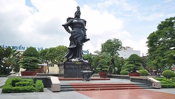 Theo ghi chép của thần tích đền Nghè ở An Biên (nay thuộc quận Lê Chân, thành phố Hải Phòng), bà Lê Chân vốn quê ở Đông Triều, tỉnh Quảng Ninh.