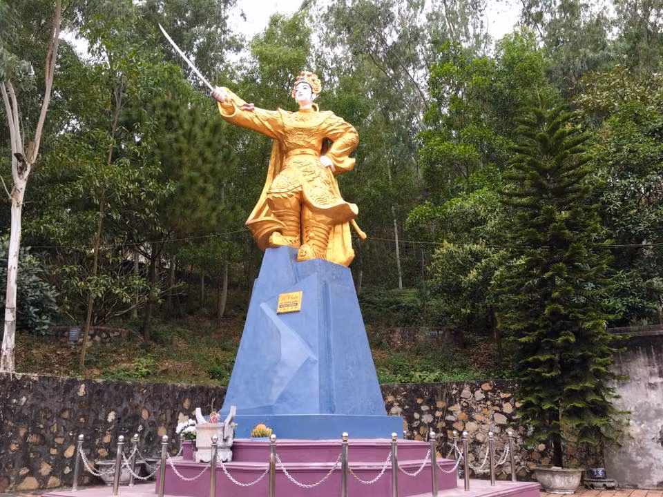 Cũng tại đây Lê Chân đã lập ra đội dân binh gồm đủ cả nam lẫn nữ. Bà lập trại ấp, chiêu mộ dân xây dựng vùng biển có vị trí quan trọng này làm căn cứ và cũng là nơi sản xuất lúa gạo, cá, mắm, muối làm hậu cần sau này.
