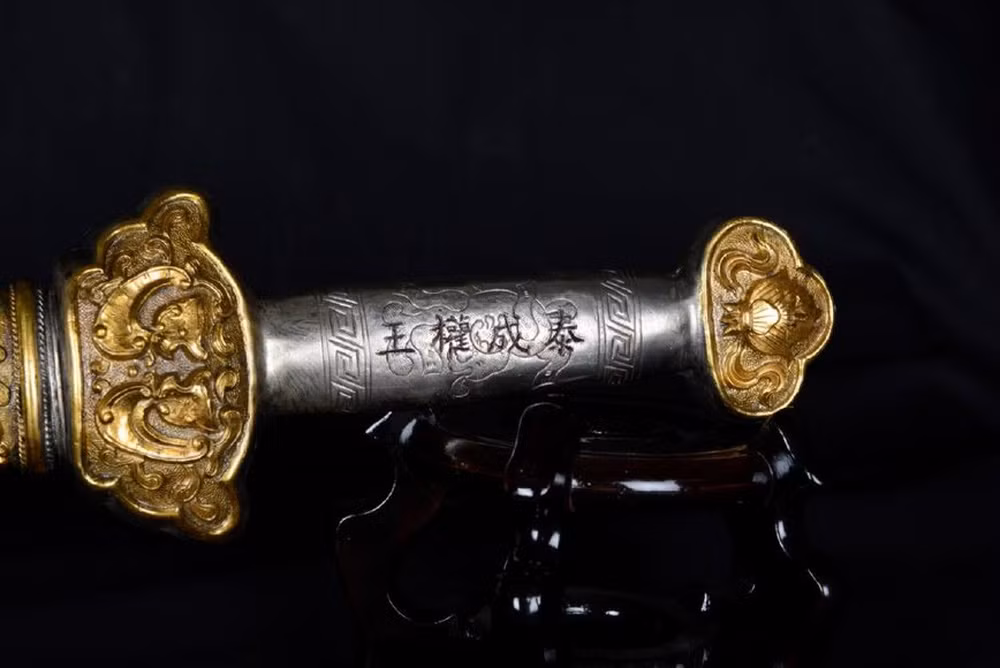 4 chữ "Vương quyền Thành Thái" trên thanh kiếm được cho là không chính xác vì từ khi vua Gia Long lên ngôi, các vị vua sau đó của triều Nguyễn cũng đều xưng là hoàng đế - cao hơn quốc vương.