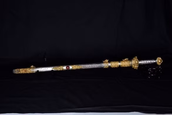Theo mô tả, cây kiếm dài 81cm, nơi rộng nhất 10cm, nơi lưỡi rộng nhất 3,8cm, phần chuôi và vỏ khảm nạm nhiều hoa văn bằng "vàng", "ngọc"... Thanh kiếm thuộc quyền sở hữu của con cháu hoàng tộc nhà Nguyễn hiện sinh sống tại Mỹ, "mong muốn được giữ kín danh tính vì vẫn có người thân sống ở Việt Nam".