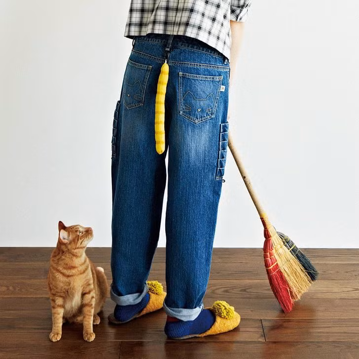 Quần jean có đuôi mèo: Nếu bạn thích con mèo của mình đi theo bên cạnh bất cứ lúc nào, bạn chỉ cần mặc vào những chiếc quần jean này đảm bảo thú cưng sẽ luôn muốn chơi quanh bạn. 