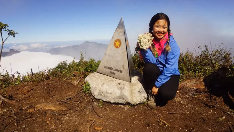  Bạch Mộc Lương Tử có tên gọi khác là Kỳ Quan San có đỉnh cao thứ 4 Việt Nam sau Fansipan (3.143m), Pu Ta Leng (3.096m), Pu Si Lung (3.076m). Đây đồng thời là ranh giới tự nhiên phân chia hai tỉnh Lai Châu và Lào Cai. 