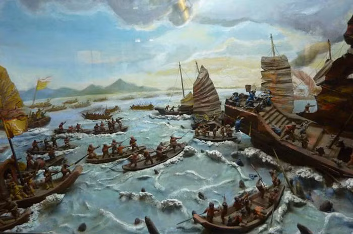 Tại vùng cửa sông Bạch Đằng, Ngô Quyền đã huy động binh sĩ và nhân dân địa phương xây dựng trận địa cọc để đón đánh quân xâm lược. Ông dự định nhử quân địch vào khu vực này khi thủy triều lên, đợi nước triều rút xuống cho thuyền địch mắc cạn mới giao chiến.