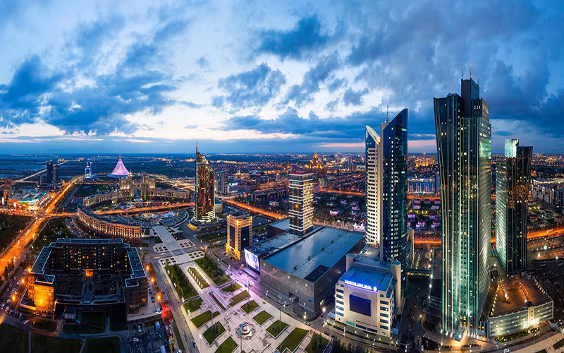 7 người/km²: Mặc dù có diện tích lớn nhưng về dân số chỉ xếp thứ 62 cho nên Kazakhstan là một trong những quốc gia có mật độ dân cư thưa thớt nhất trên thế giới: trung bình 7 người/km².