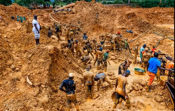 Không chỉ dân địa phương, mà nhiều người đổ về quốc gia này mỗi năm để theo đuổi giấc mộng làm giàu. Họ đều là những người lao động không có giấy phép làm việc, không có visa và giấy phép cư trú. 