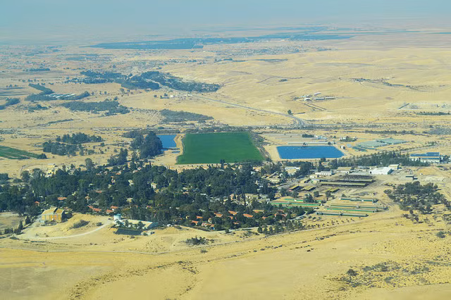  Đất nước Israel có tới 70% diện tích lãnh thổ là sa mạc, còn lại là đồi núi đá trọc, khí hậu khắc nghiệt, chênh lệch nhiệt độ ngày đêm khá cao. Tuy nhiên, người dân nơi đây đã tạo ra điều thần kỳ ở Trung Đông.