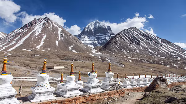 Vào những thập kỷ gần đây, một số nhóm leo núi đã liều lĩnh chinh phục đỉnh núi Kailash. Tuy nhiên, họ đều đối mặt với sự thay đổi thời tiết đột ngột, những trải nghiệm kỳ lạ, không thể giải thích và phải quay lại.