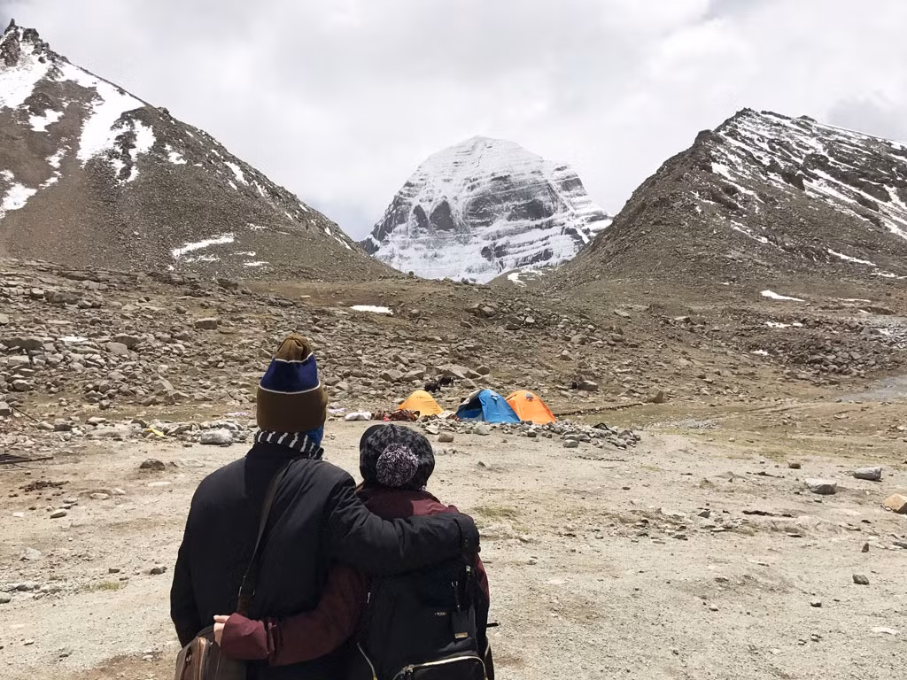 Kailash là địa điểm linh thiêng được tôn sùng nhất trong giới những người hành hương suốt hơn 15.000 năm qua bởi đây là một siêu thánh địa của cả bốn nền tôn giáo: Đạo Phật, Đạo Hindu, Đạo Jains và Đạo Bonpo, với hàng tỉ tín đồ.