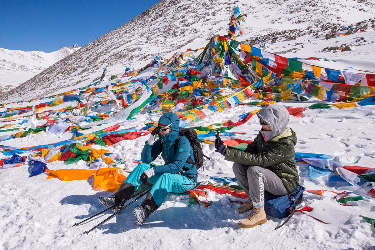 Mỗi năm, hàng nghìn người đến núi thiêng Kailash, nhưng chỉ ít người chịu được gian khổ để tới sát chân núi. Số người đi bộ được hết vòng chân núi dài 52 km, lại càng ít.