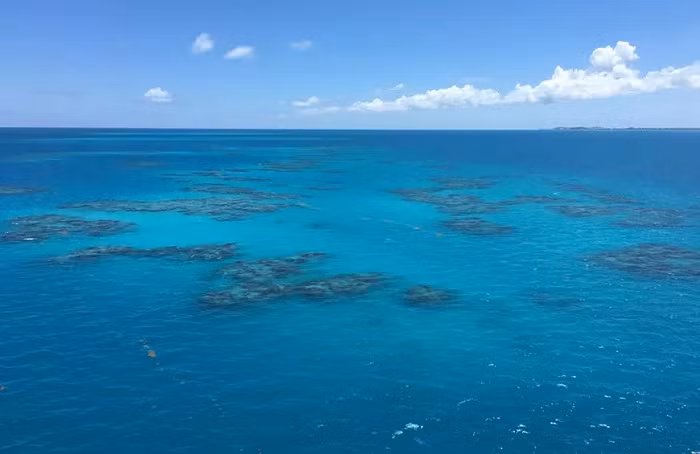 Tam giác quỷ Bermuda (Mỹ): Tam giác Bermuda là địa điểm bí ẩn nổi tiếng nhất trên thế giới. Khu vực này rộng khoảng 500.000 dặm vuông. Hơn 20 máy bay và 50 tàu được cho là đã biến mất một cách bí ẩn trong không khí loãng hoặc rơi mà không có lời giải thích ở vùng này.