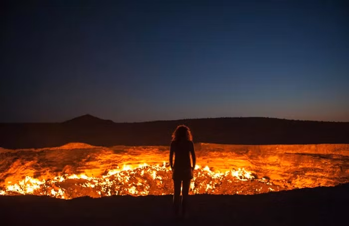 Cửa địa ngục (Turkmenistan): Một miệng núi lửa hừng hực mở ra trên sa mạc phía bắc Turkmenistan biến nơi đây thành địa điểm bí ẩn. Nơi này được gọi là cửa xuống địa ngục, vẫn còn cháy cho đến ngày hôm nay. Vào ban đêm ánh sáng của nó có thể được nhìn thấy từ xa.