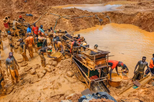 Song chính cái tên ấy lại báo hiệu thời kỳ đầy máu và nước mắt ở Ghana. Trong những năm bị đô hộ, đào và buôn vàng, song hành với bóc lột và buôn bán nô lệ đã ghi dấu một giai đoạn lịch sử đen tối của quốc gia này.