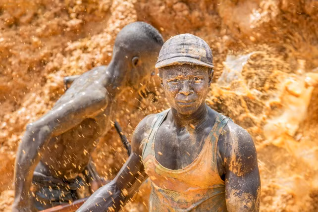 Ngoài ra, do đa số các mỏ trái phép không có nghiên cứu kỹ lưỡng về cấu trúc địa chất, phu vàng cũng thường xuyên phải đối mặt với nguy cơ tai nạn, với cái giá phải trả đôi khi là tính mạng.