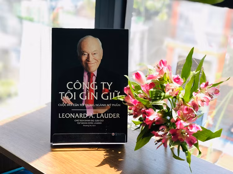 Ông Leonard Lauder bắt đầu cuốn tự truyện bằng cách kể lại câu chuyện thành lập công ty của mẹ mình, bà Josephine Esther Lauter (sau này là Estée Lauder).