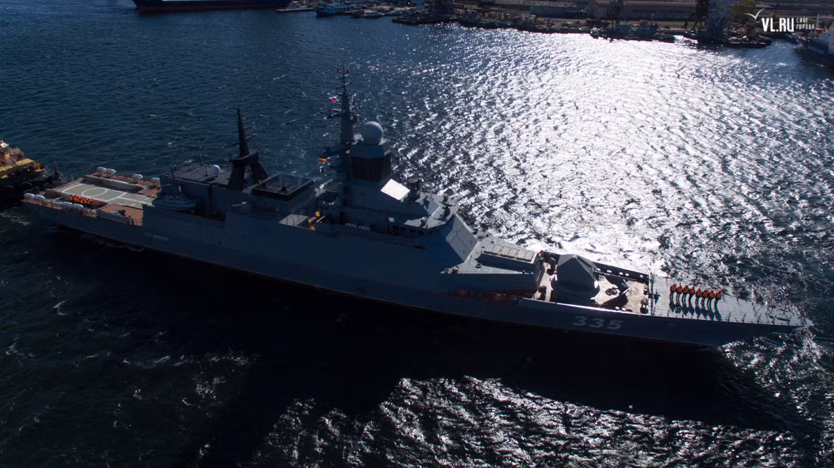 Trong ảnh, tàu hộ vệ Gromkiy trông rất huyền bí trên đường rời thành phố Vladivostok xinh đẹp ra biển thử nghiệm. Nguồn ảnh: BMPD