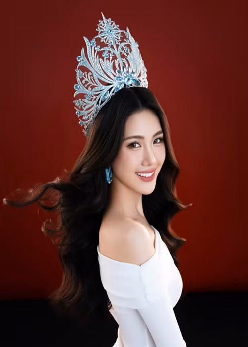Bùi Quỳnh Hoa hiện tại chưa lên tiếng về ồn ào học vấn. Từ khi đăng quang, người đẹp đã vướng nhiều lùm xùm. Ảnh: FBNV.