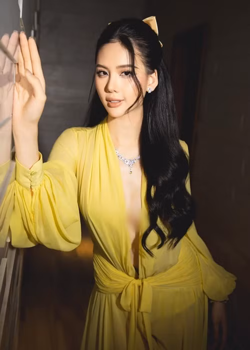 Đối mặt với ồn ào được “dọn đường” đăng quang, Quỳnh Hoa khẳng định, cô hoàn toàn trung thực với cuộc thi, với khán giả. Ảnh: FBNV.
