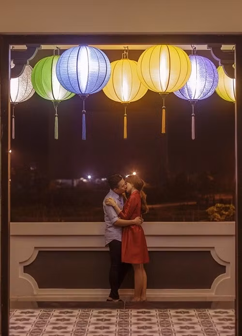 Vợ chồng Trấn Thành không ít lần khoe ảnh ôm hôn nhau. Ảnh: Dân Trí.