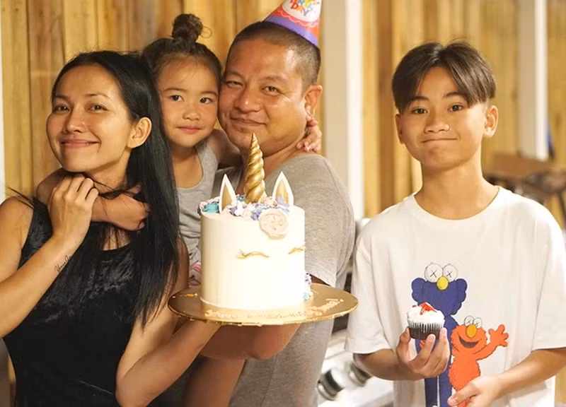 Tại xứ cờ hoa, nữ diễn viên sinh con gái Yvona. Dù rời showbiz Việt đã lâu nhưng Kim Hiền vẫn nhận được sự quan tâm của nhiều khán giả.