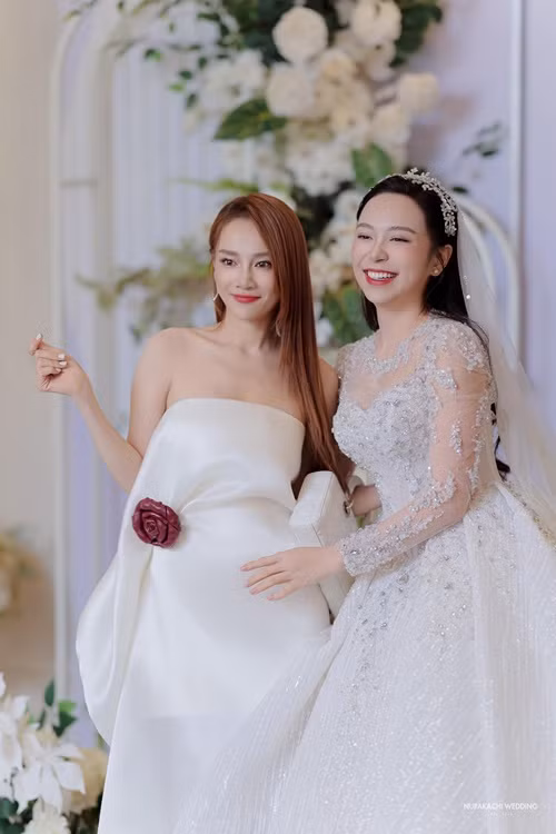 Nhã Phương gợi cảm, trẻ trung, đủ sức "đánh bật" các mỹ nhân Việt còn son rỗi. Ảnh: Dân Việt.