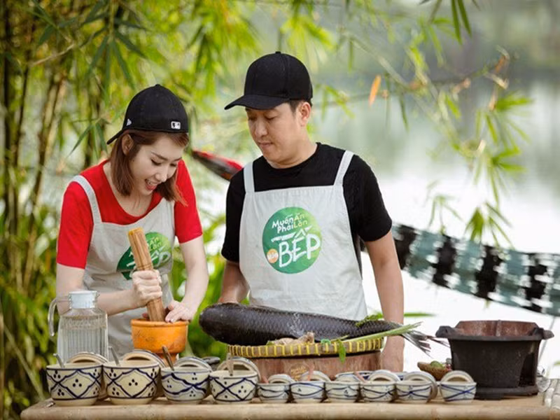 "Thúy Ngân rất xinh và đang được rất nhiều người yêu thích. Hiện tại không có thế lực nào bắt không được ra đường hay làm này làm kia nữa. Ý là bình thường cũng phải gọi là nép mình. Thúy Ngân cách đây khoảng 4 tháng thì hạnh phúc nhưng hiện tại thì độc thân vui tính rồi”, Trường Giang chia sẻ vào tháng 11/2023. Ảnh: Phụ Nữ Việt Nam.