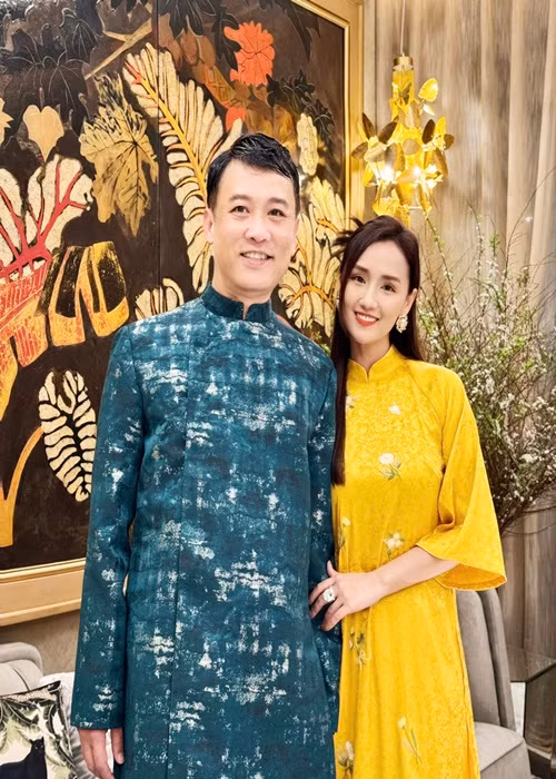 Lã Thanh Huyền lấy chồng đại gia hơn cô 12 tuổi. Nữ diễn viên phim Tình yêu và tham vọng khoe vợ chồng yêu nhau nhiều hơn dù kết hôn đã lâu.