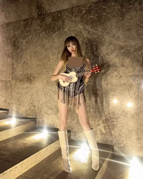 Thanh Thanh Huyền ăn mặc, trang điểm giống Taylor Swift khi đến xem show. Ảnh: Znews.