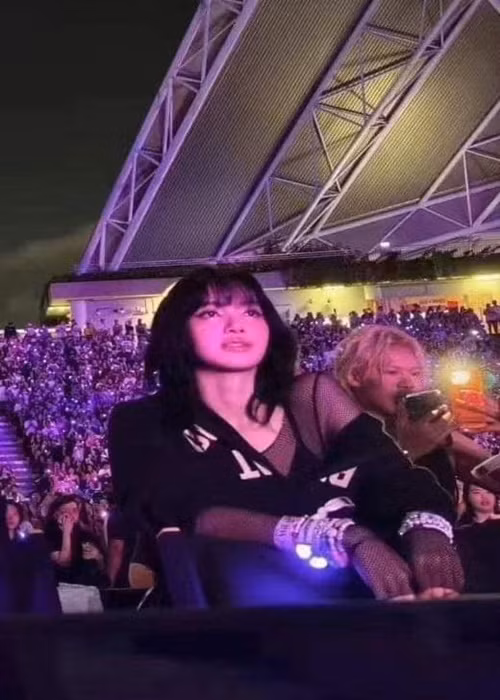 Các nghệ sĩ quốc tế cũng xem concert Taylor Swift. Lisa (BlackPink) là một trong số đó. Ảnh: Tiền Phong.