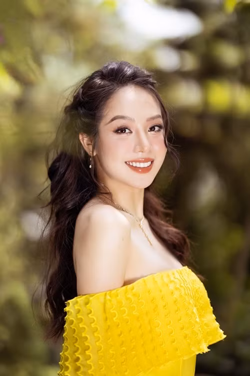 Đôi "gò bồng đảo" trở nên căng đầy hơn, nàng hậu thoải mái lựa chọn trang phục.