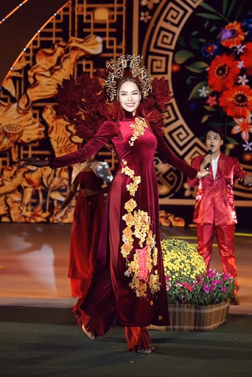 Lê Hoàng Phương đắt show làm người mẫu trong 7 tháng qua. Ảnh: FBNV.