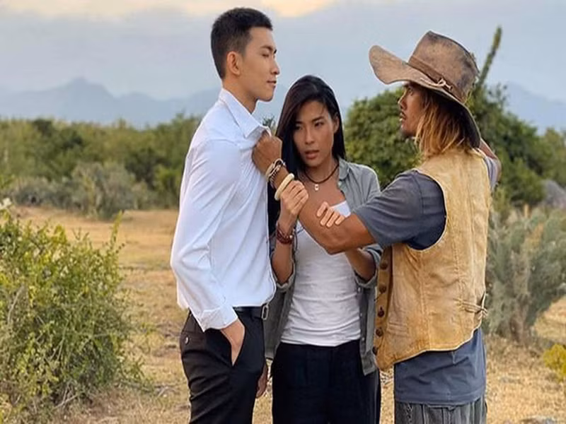 Một trong những bộ phim Thúy Diễm có nhiều cảnh nóng là Cát đỏ. “Với mối tình của Nhớ, có đến ba người đàn ông đi qua đời cô ấy nên tôi phải chuẩn bị tinh thần trước”, cô chia sẻ trên Dân Việt. Ảnh: Dân Việt.