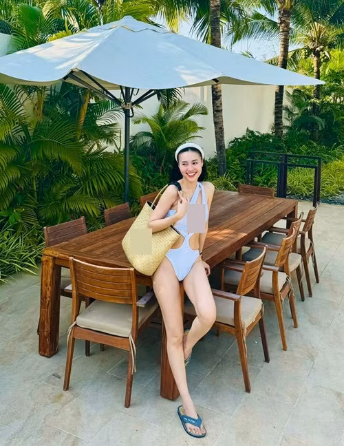 Nữ diễn viên khoe chân dài nuột nà với bikini một mảnh.