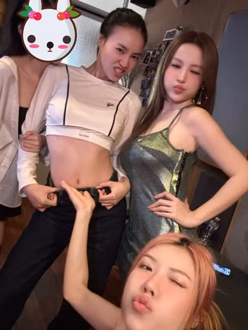 Mới đây, Trang Pháp đăng tải hình ảnh Lan Ngọc khoe eo thon gọn để thay cô bạn thân phủ nhận tin đồn bầu bí.
