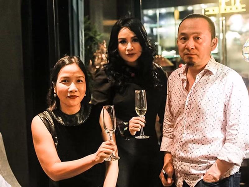 Mối quan hệ giữa Thanh Lam và Quốc Trung như hai người bạn, hai người đồng nghiệp. Trong cuộc phỏng vấn với Vietnamnet, Thanh Lam cho hay: "Tôi và anh Quốc Trung ngoài việc là bố mẹ của các con đều là những người đồng nghiệp thân tình. Khi kết thúc một cuộc hôn nhân, chúng tôi tiếp tục giữ tình bạn và luôn dõi theo nhau". Ảnh: FBNV.