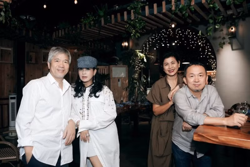 Thanh Lam và bác sĩ Bùi Tiến Hùng, Quốc Trung và nửa kia từng chụp ảnh chung trong sinh nhật của Thiện Thanh. Ảnh: Người Đưa Tin.