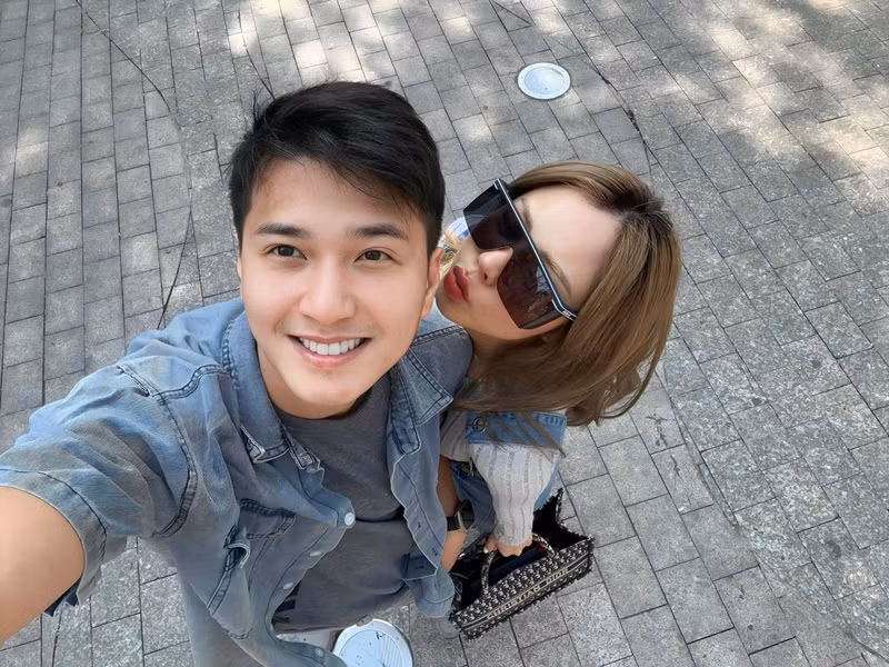 Cả hai độc lập về tài chính.