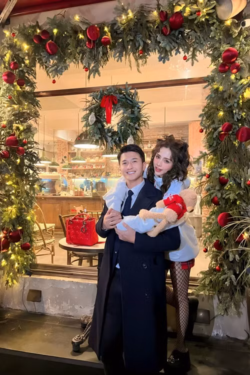 “Mình ốm. Ông chồng đi quay đi làm về, vẫn kịp hỏi vợ muốn ăn gì để nấu, vẫn mua cho mình liều kháng sinh để uống cho ngủ được đôi chút. Mang bánh mì với sữa chăm vợ tận giường”, Bạch Lan Phương kể lại hành động quan tâm của Huỳnh Anh.
