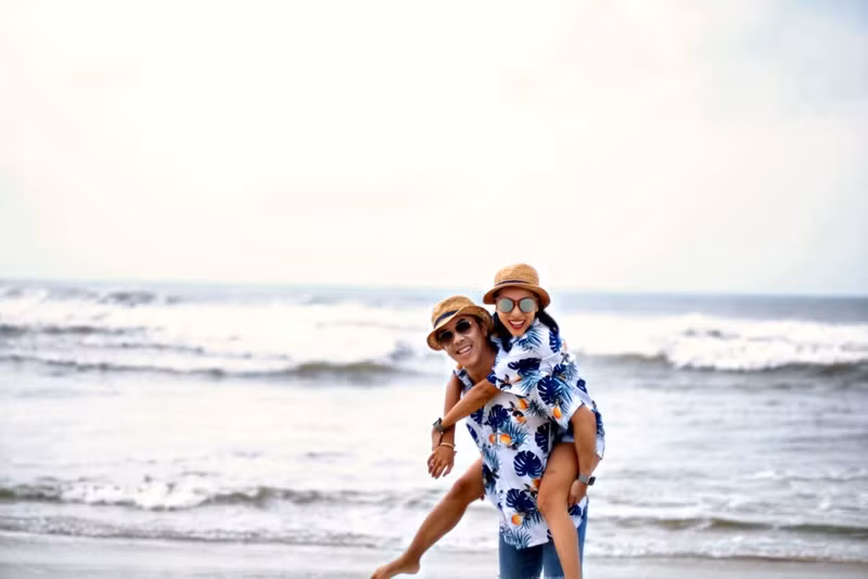 Nữ ca sĩ chia sẻ trong một cuộc phỏng vấn, cô ấn tượng với Desalle Bùi vì cả hai có nhiều quan điểm chung về cuộc sống gia đình. Sau 2 tháng trò chuyện qua ứng dụng, Desalle Bùi lần đầu bay từ Mỹ về Việt Nam gặp Khánh Ngọc. Ảnh: FBNV.