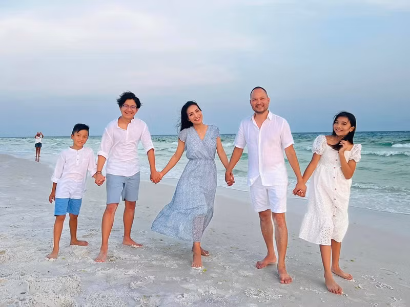 Trong những kỳ nghỉ, vợ chồng Hồng Ngọc thường đưa các con đi du lịch.