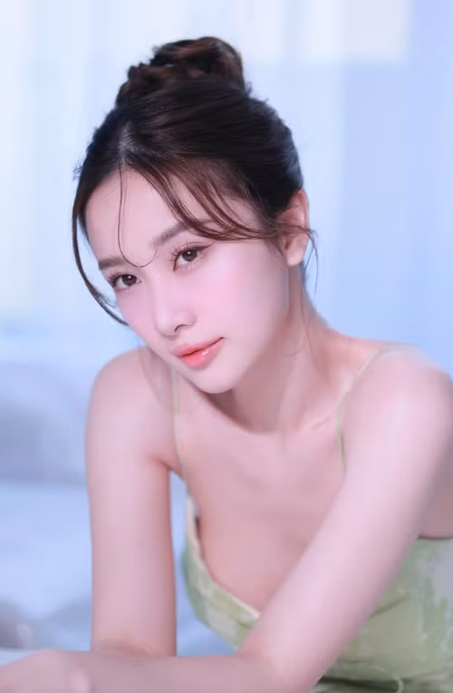 Jun Vũ nâng ngực vào đầu năm 2018 để sở hữu vòng một căng đầy.